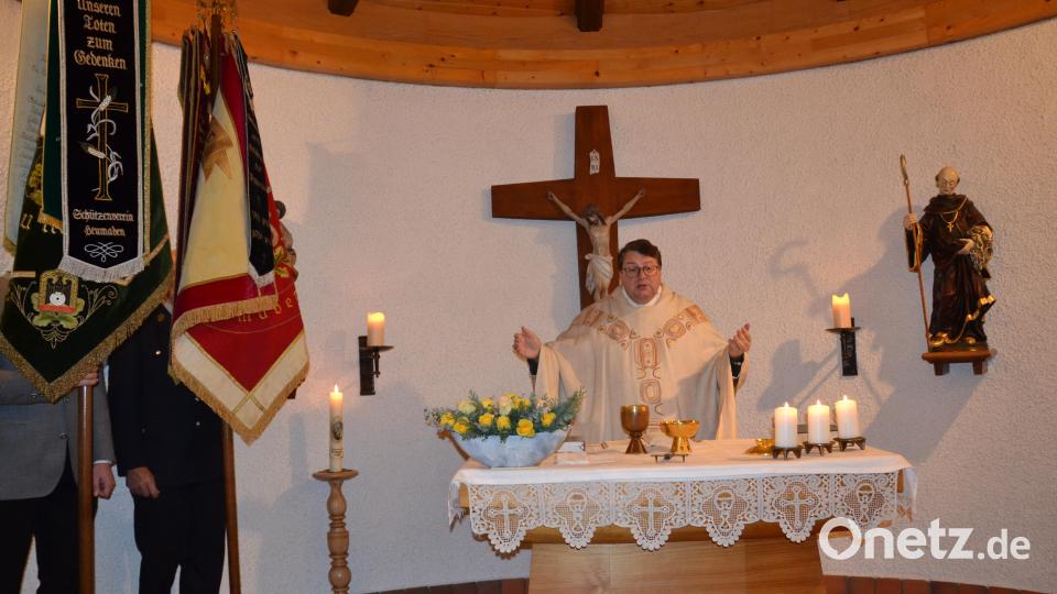 Die Dorfgemeinschaft Heumaden feierte mit einem Gottesdienst das Patrozinium ihrer Kapelle St. Leonhard und gedachte auch der Opfer der beiden Weltkriege am Kriegerdenkmal sowie an die Schrecken der Kriege von heute. Bild: gi