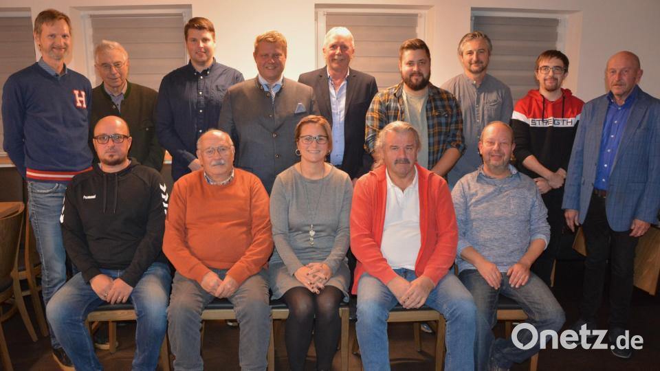 Für 25, 40, 50 und 65 Jahre Treue zum SV Steinmühle wurden Mitglieder bei einem Ehrenabend ausgezeichnet. Bild: jr