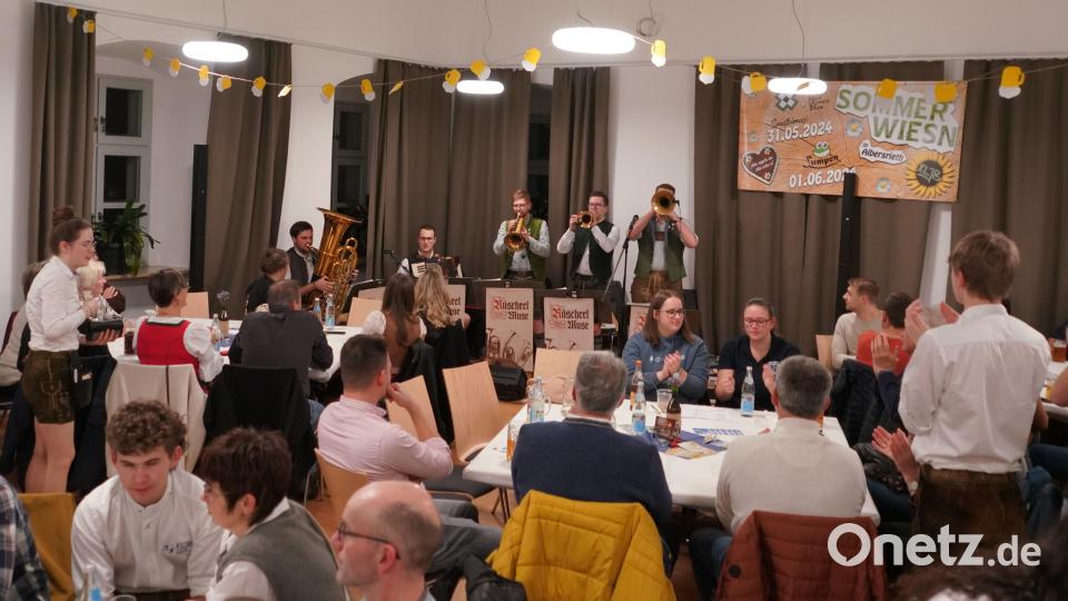Die &quot;Rüscherl Muse&quot; heizt beim Zoiglabend der KLJB Waldthurn den Gästen mächtig ein. Bild: fvo