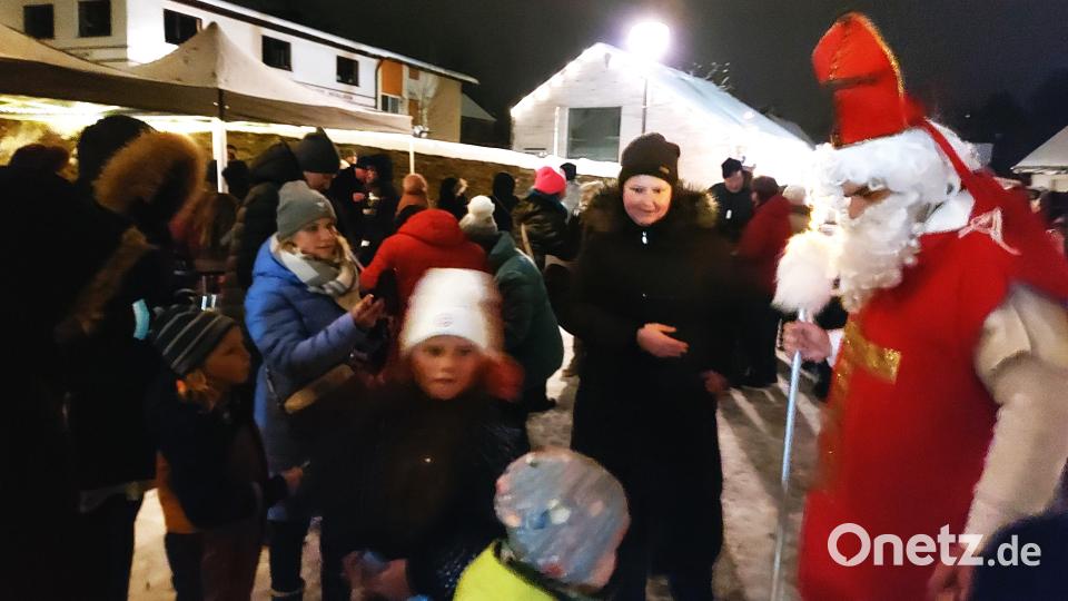 Über den Besuch von Sankt Nikolaus freuen sich besonders die Kinder, die Gaben aus dem Korb des Heiligen erhalten. Bild: lg