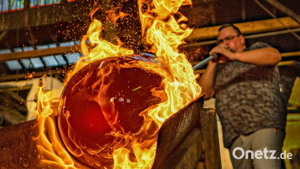 Die Glasmacherkunst, wie sie in der Glashütte Lamberts in Waldsassen gepflegt wird, ist jetzt immaterielles Kulturerbe der Menschheit. Bild: Robert Christ/exb