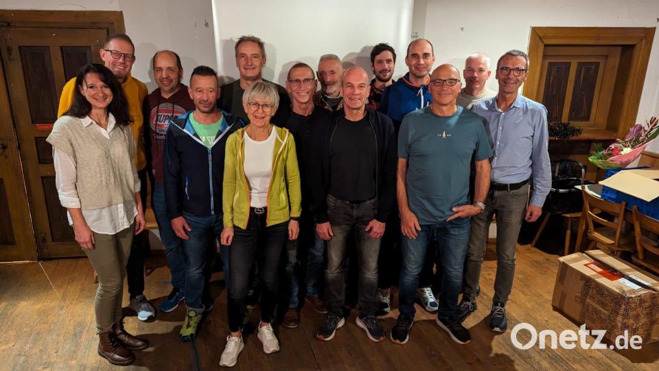 Den neuen Vorstand des RSC Neukirchen bilden (von links) Angela und Jürgen Fruth, Christian Langhans, Michael Trautmann, Sigfried Hierl, Christa Englhard, Manfred Rubenbauer, Günther Rösel, Karl-Heinz-Englhard, Sebastian Haas, Manfred Neumüller, Hans Deyerl und Klaus Ackermann. Rechts Bürgermeister Peter Achatzi. Bild: lhc