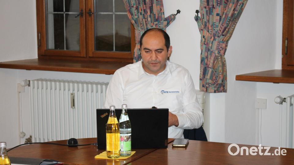 Energieberater Yusuf Gökcel von etz Nordoberpfalz erläutert dem Stadtrat die Perspektiven für Wärmenetze in der Steinbühlsiedlung und in Dießfurt. Bild: bjp
