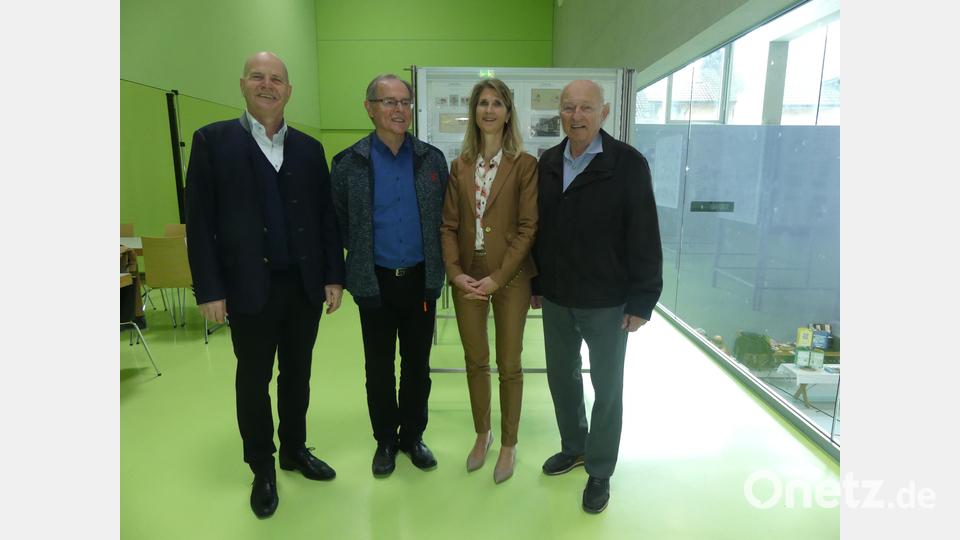 Bürgermeisterin Nicole Lüthy-Widmer und ihr Vorgänger Guido Portmann (links) freuen sich über die Teilnahme der Oberpfälzer an der Briefmarkenausstellung. Bild: rn