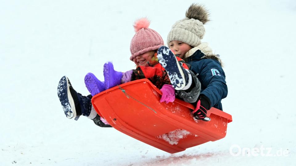 Ab geht die Fahrt: Vor allem Kindern macht Schlittenfahren Spaß. Symbolbild: Harald Tittel/dpa