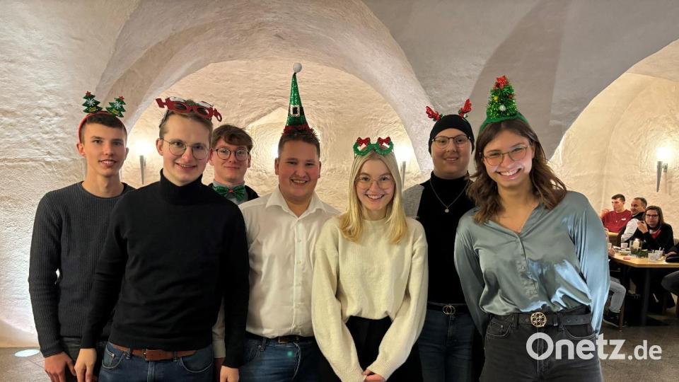 Die Leiterrunde der Ministranten Waldsassen: Von links Lukas Lang, Nico Sommerer, Lukas Scharnagl, Christian Urbanek, Julia Sagstetter, Sarah Richtmann. Es fehlen Benedikt Scharnagl und Patrick Raithel. Bild: Pfarramt Waldsassen/exb