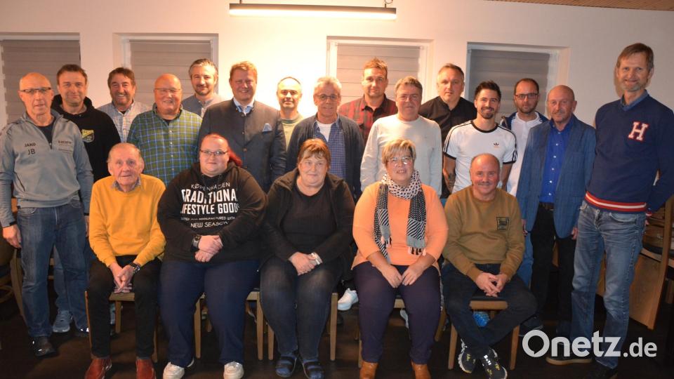 Beim Ehrenabend würdigte der SV Steinmühle auch zahlreiche ehrenamtlich Tätige für ihr langjähriges Engagement. Rechts im Bild Vorsitzender Stephan Andörfer. Bild: jr
