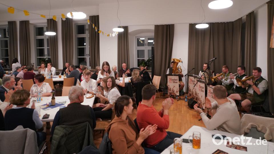 Die &quot;Rüscherl Muse&quot; heizt beim Zoiglabend der KLJB Waldthurn den Gästen mächtig ein. Bild: fvo