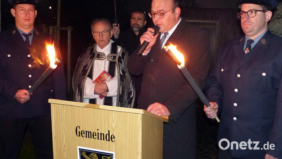 Bürgermeister Johannes Schmid hob bei seiner Ansprache die Bedeutung des Volkstrauertages hervor. Bild: lgc