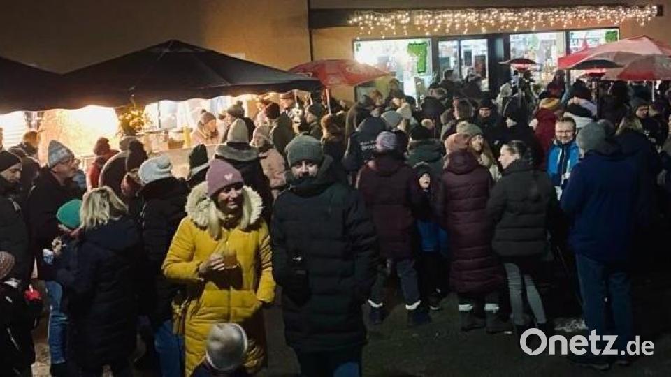 Dichtes Gedränge herrscht an den Ständen vor dem Dorfladen beim Adventsmarkt in Irchenrieth. Bild: grm