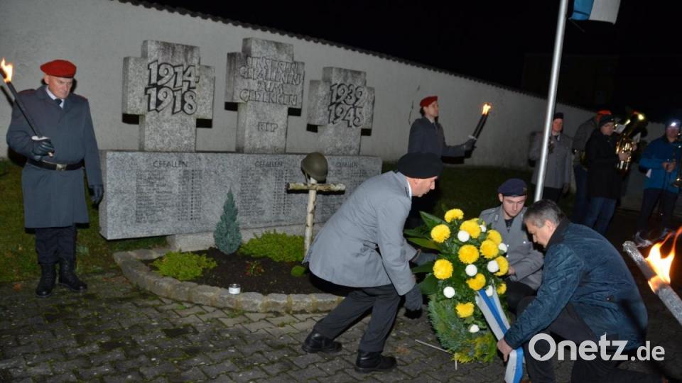 Bürgermeister Andreas Wutzlhofer legt mit den Reservisten der Krieger- und Soldatenkameradschaft einen Kranz am Kriegerdenkmal in Böhmischbruck nieder. Bild: dob