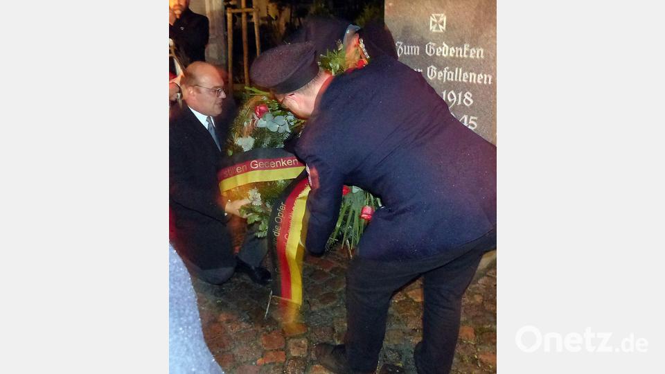 Zum Gedenken an die Opfer von Krieg und Gewaltherrschaft legt Bürgermeister Johannes Schmid einen Kranz nieder. Bild: lgc