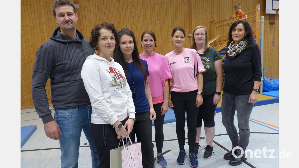Die bisherigen Übungsleiter des Kinderturnens, Manuel und Carolin Bodensteiner (von links) werden verabschiedet. Sarah Zachmann, Maria Helbig-Wende, Silvia Beigler und Corinna Kellner sind deren Nachfolger. Die Vorsitzende der Gymnastikgruppe Renate Simon (rechts) überreicht an das Ehepaar Bodensteiner ein Präsent. Bild: sl