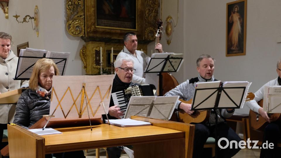 Ein singender und klingender Adventsabend durch die Miesbrunner Sitzweilgruppe unter Leitung von Karl Putzer. Bild: le