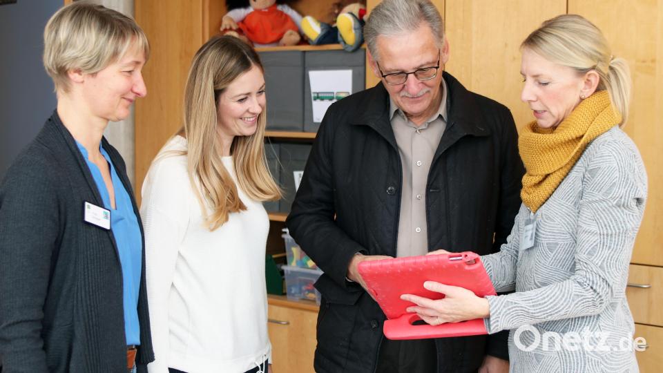 Informationen aus erster Hand: Irchenrieths Bürgermeister Josef Hammer (2. v. r.) informierte sich bei den Logopädinnen der Therapieabteilung der Tagesstätte über die neuesten technischen Hilfsmittel. Bild: lst/exb