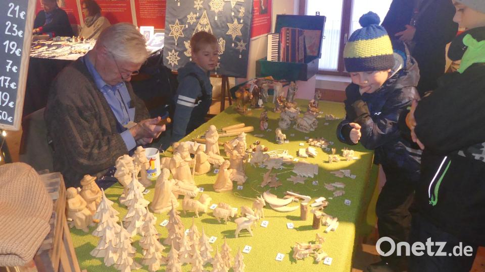 Ein Krippenschnitzer weckte auch das Interesse der Kinder. Bild: rn