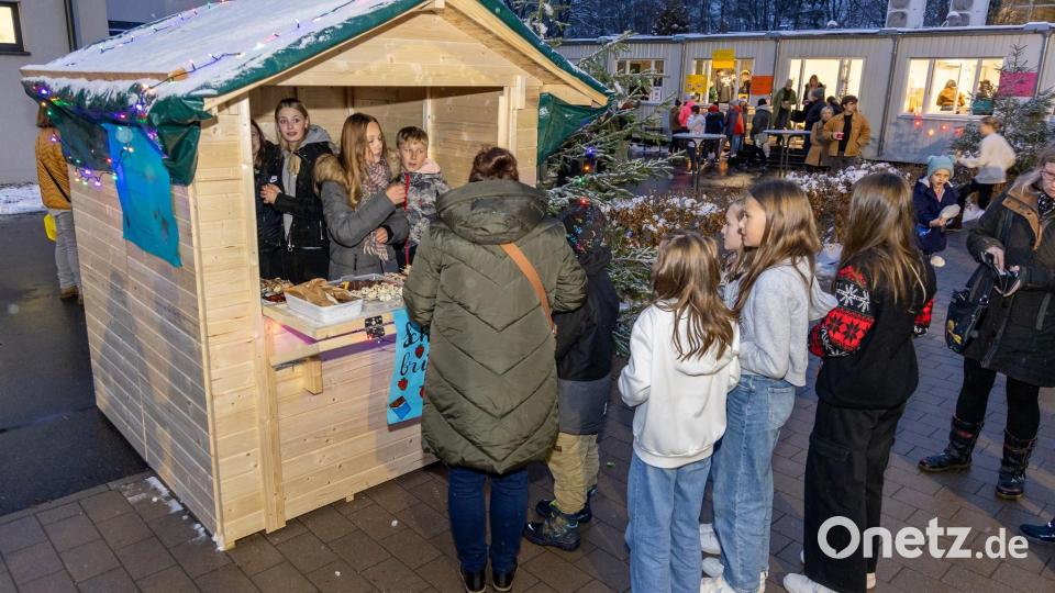 Viele Besucher waren zum Weihnachtaktionstag der Lobkowitz-Realschule gekommen. Bild: Tobias Neubert/exb
