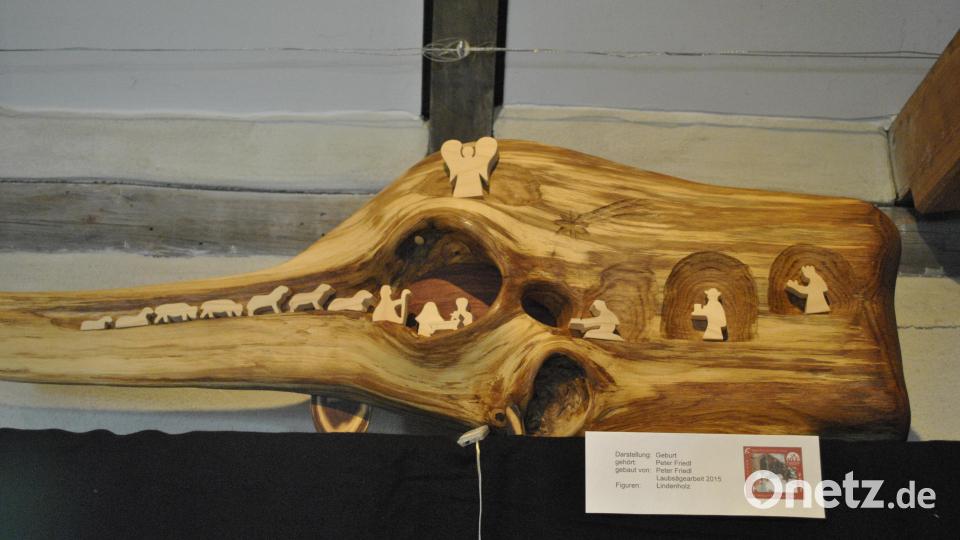 Erstaunlich, was aus Hölzern, die im Wald herumliegen, entstehen kann, wenn man einen Blick dafür hat und kreativ ist: die aus einem gespaltenen Baumstamm entstandene Krippe von Peter Friedl aus Holzhammer. Bild: wfw