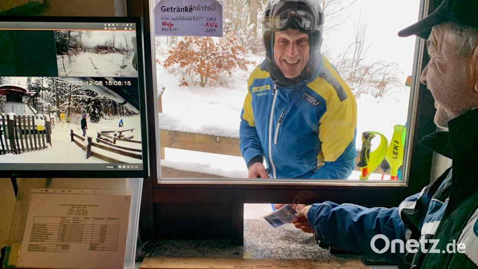 Vorfreude an der Skilift-Kasse. Bild: Gabi Schönberger