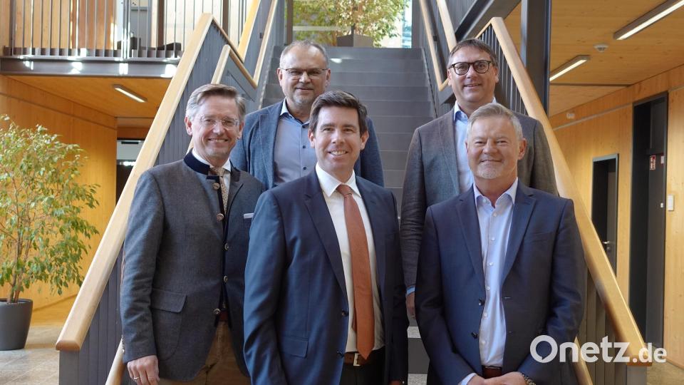 Die CSU-Landtagsabgeordneten Tobias Reiß (links), Patrick Grossmann (Mitte) und Jürgen Eberwein (rechts) besprachen mit Behördenleiter Kurt Hillinger (Zweiter von links) und dessen Stellvertreter Erik Bergner (Zweiter von rechts) am Amt für Ländliche Entwicklung Oberpfalz in Tirschenreuth die Situation Bild: Holger Stiegler/ALE Oberpfalz/exb