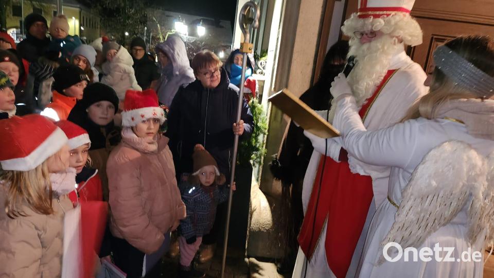 Nikolaus Daniel begrüßt mit seinem Engel die Kinder. Bild: gz