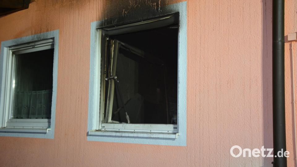 Zimmerbrand im Siedlungsweg in Pleußen, der Dank des schnellen Eingreifens der Feuerwehren schnell unter Kontrolle war. Bild: jr