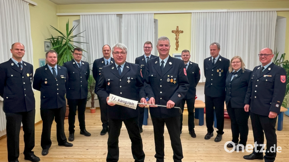Torsten Brunner (vorne, links) übernimmt bei der Feuerwehr Königstein den Vorsitz von Hans-Jürgen Pirner. Mit im Bild die weiteren Vorstandsmitglieder. Bild: lei