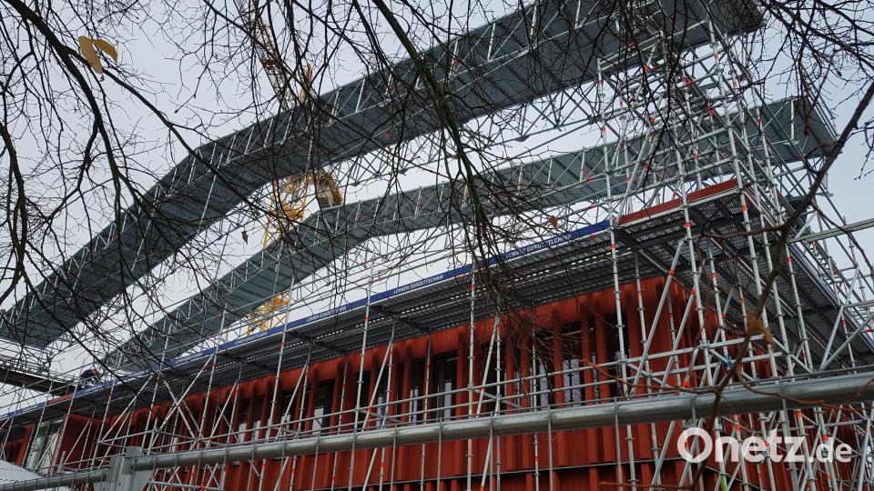 Das Amt für Ländliche Entwicklung in Tirschenreuth hat derzeit mehrere Baustellen. Neben der Dachsanierung des Gebäudes (Bild) sorgt auch die finanzielle Ausstattung von Fördermaßnahmen für Stirnrunzeln. Archivbild: Benkhardt