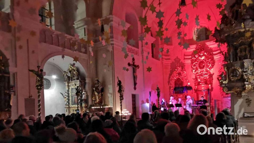 Der &quot;Montana-Chor&quot; stimmte unter dem Sternenhimmel in der Eslarner Pfarrkirche rund 300 Zuhörer auf die Weihnachtszeit ein. Bild: gz
