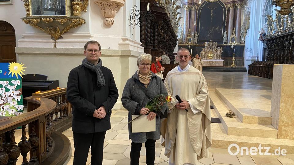 Birgit Heinrich zusammen Stadtpfarrer Dr. Thomas Vogl und Kirchenmusikdirektor Andreas Sagstetter. Bild: Markus Scharnagl/exb