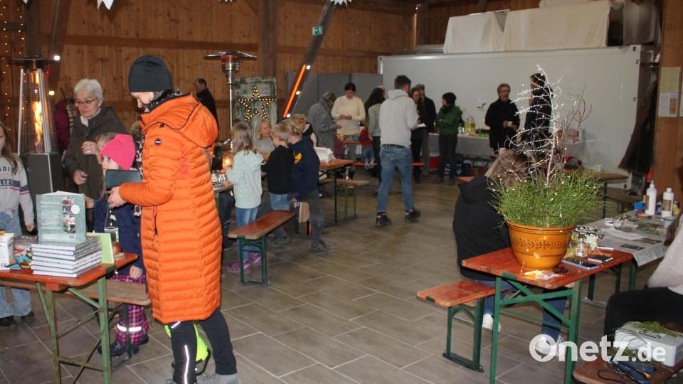 Jung und Alt hatten bei der Winterweihnacht in der alten Maschinenhalle der Gänsmühle viel Spaß beim Basteln weihnachtlicher Schmuckstücke. Viele der Kinder kannten den Öko-Hof schon von ihrer Zeit in der Trabitzer Kindertagesstätte, die seit Jahren mit dem mehr als 450 Jahre alten Gut zusammenarbeitet. Bild: bjp