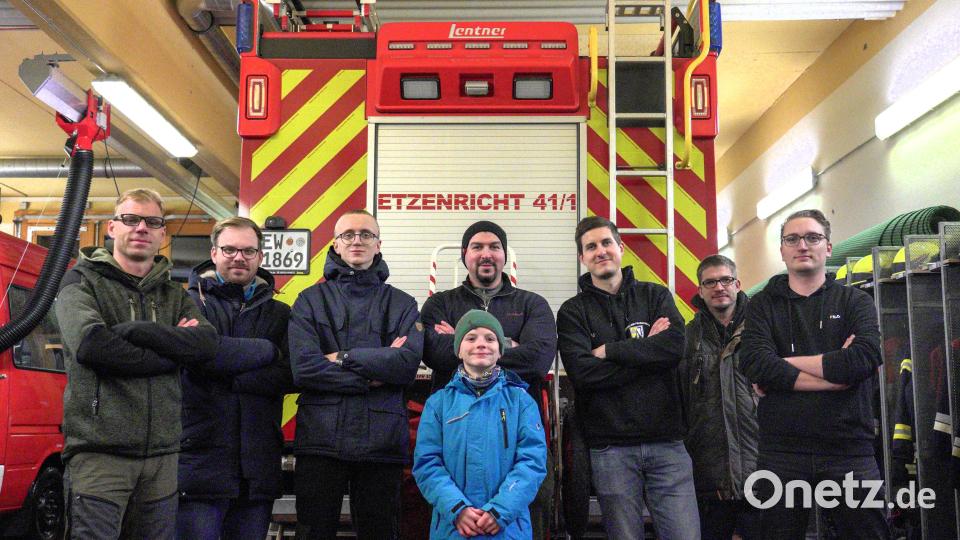 Die Teilnehmer und ihre Begleiter geben sich vor der Abfahrt gut gelaunt und kampfsicher für den Stairrun, bei dem sie erstmals teilgenommen haben. Bild: Florian Rösch