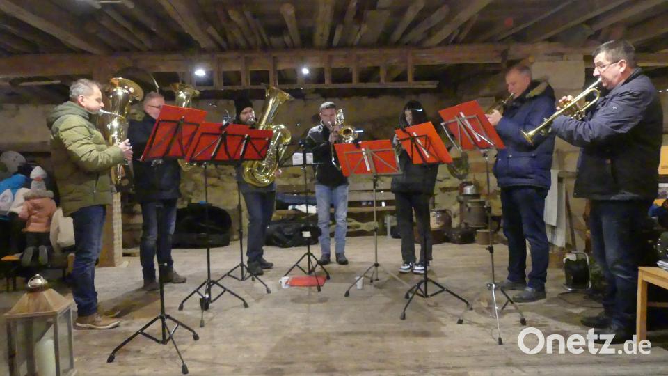 Mit weihnachtlichen Weisen bereicherte eine Bläsergruppe der Schaftkapelle das Marktgeschehen. Bild: rn