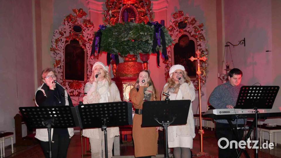 Mit starken Stimmen brachten Steffi Breu, Carmen Dirscherl, Nathalie Margraf und Corinna Niedermeier (von links) ihre breitgefächerten Klangfarben zum Ausdruck. Die musikalische Begleitung am Piano übernahm Engelbert Eckert. Bild: gz