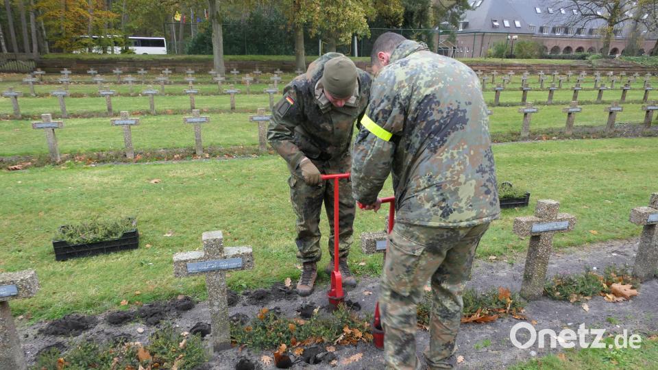 Soldaten aus der Kaserne in Gärmersdorf pflanzten in Belgien 28 000 Pflanzen. Bild: Bundeswehr LogBtl 472/exb
