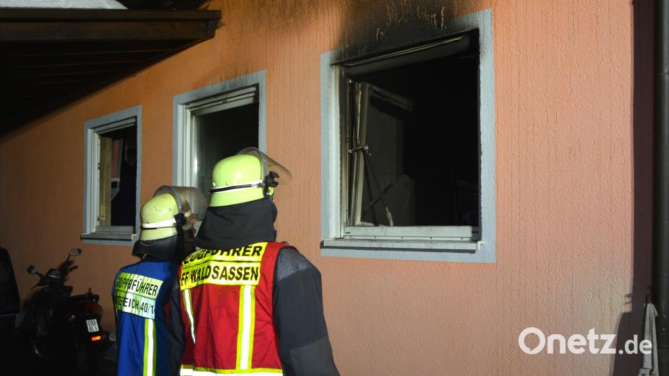 Zimmerbrand im Siedlungsweg in Pleußen, der Dank des schnellen Eingreifens der Feuerwehren schnell unter Kontrolle war. Bild: jr