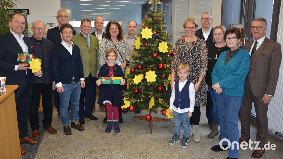 Gestartet wurde am Dienstag in den Räumen der Sparkasse Mitterteich die Wunschsterne-Aktion des Kinderschutzbundes. Die Wunschsterne gibt es in den Sparkassen und den Volks- und Raiffeisenbanken des Stiftlandes. Kinderschutzbund-Vorsitzende Nina Neumann (5. von rechts), Sparkassen-Vorstandsvorsitzender Hans-Jörg Schön (links) und Bürgermeister Stefan Grillmeier (5. von links) waren mit vor Ort. Bild: jr