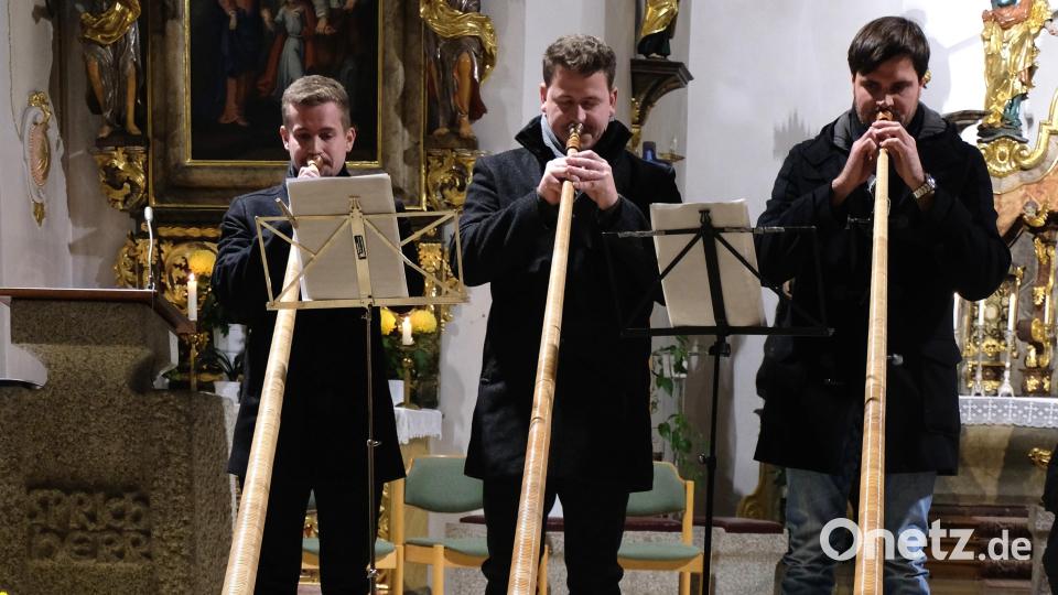 Die Alphornbläser aus Pleystein bereichern mit ihren Tönen das 8. Adventssingen im katholischen Gotteshaus. Bild: le