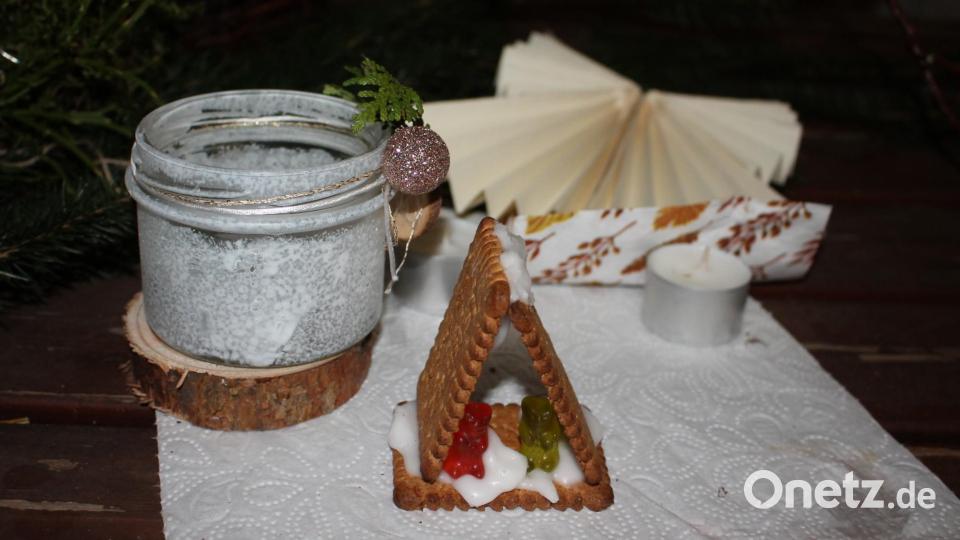 Drei Butterkekse, drei Gummibärchen, etwas Puderzucker und Wasser: Mit einfachen Mitteln lässt sich hübscher Wohnungsschmuck für die Weihnachtszeit beinahe im Handumdrehen basteln. Bild: bjp
