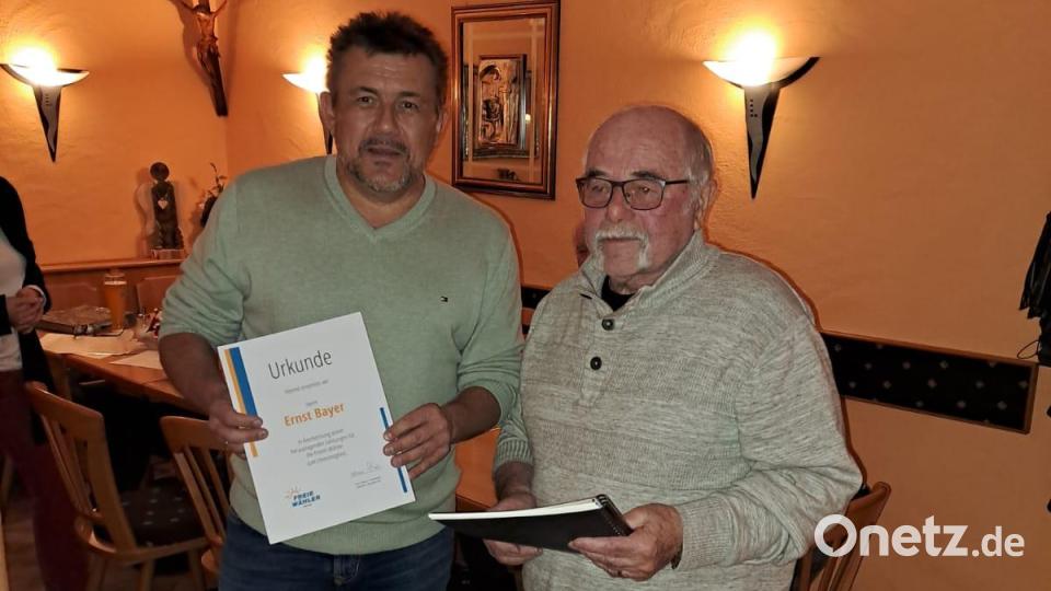 Ernst Bayer (rechts) ist jetzt Ehrenmitglied der Freien Wähler Mitterteich. Die Urkunde überreichte Vorsitzender Klaus Schuller. Bild: Freie Wähler Mitterteich/exb
