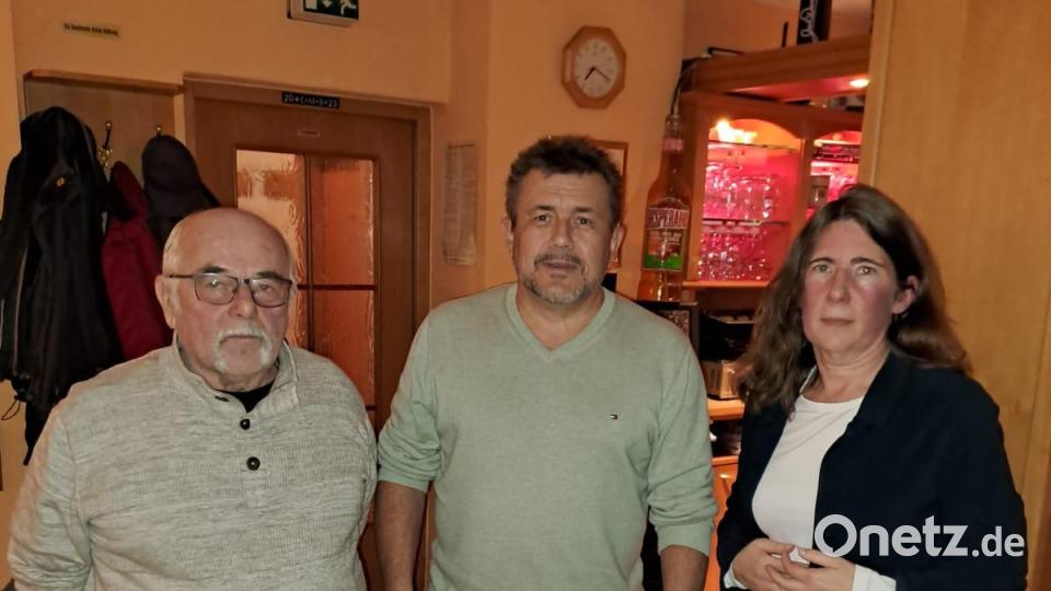 Ernst Bayer (links) gab das Amt des Schriftführers bei den Freien Wählern Mitterteich an Daniela Steger ab. In der Mitte Vorsitzender Klaus Schuller. Bild: Freie Wähler Mitterteich/exb
