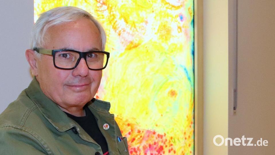 Künstler Jürgen Huber aus Schönsee hat für das Bruder-Gerhard-Hospiz die großen Glasfenster (im Hintergrund) in hellen Farben gestaltet. Bild: Thomas Dobler