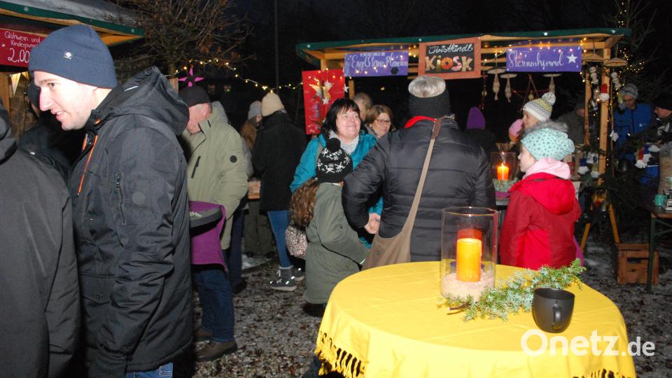 Beim 2. Flosser Bahnhofsadvent genießen die Gäste die vorweihnachtliche Stimmung. Bild: tss