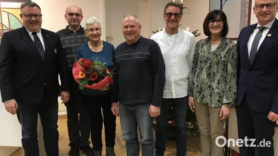 Daniel Weidner (BRK/links), Dritte Bürgermeisterin Evi Höllerer (Zweite von rechts) und Bürgermeister Bernhard Lindner (rechts) gratulierten den Blutspendern (dazwischen, von links) Wolfgang Graf, Sieglinde Weiß, Hans Siegert und Peter Meiler. Bild: mma
