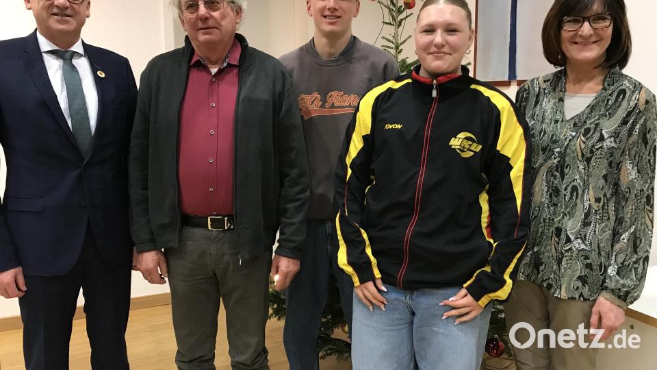Bernhard Lindner (links) und Evi Höllerer (rechts) gratulierten Erich Freisinger, Leonhard Sichelstiel und Laura Paßler zu ihrem Engagement und sportlichen Leistungen. Bild: mma