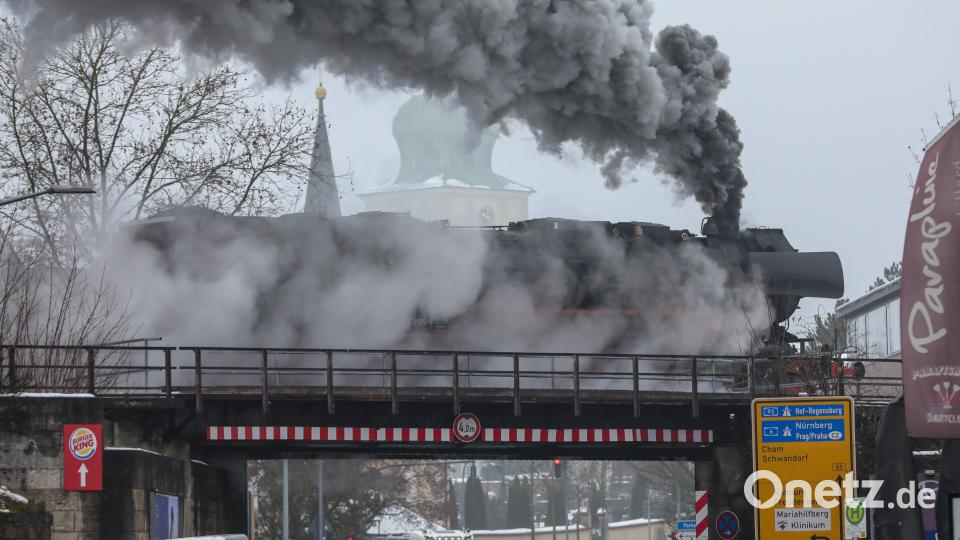 Ein eindrucksvolles und seltenes Schauspiel: Die historische Dampflok 52 8195 überquert in Amberg die Regensburger Straße in Richtung Schwandorf und Regensburg. Bild: Wolfgang Steinbacher