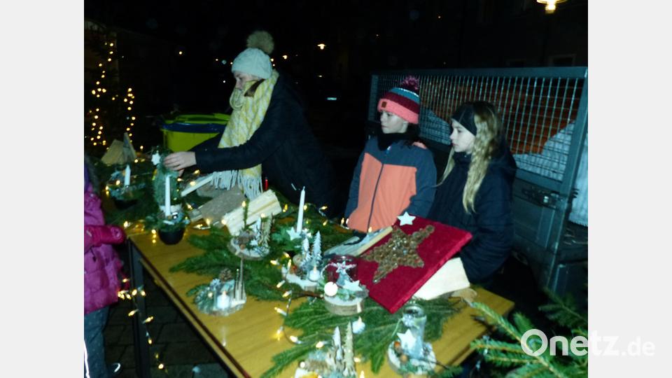 Schön präsentiert wurde der selbstgebastelte Weihnachtsschmuck. Bild: hme