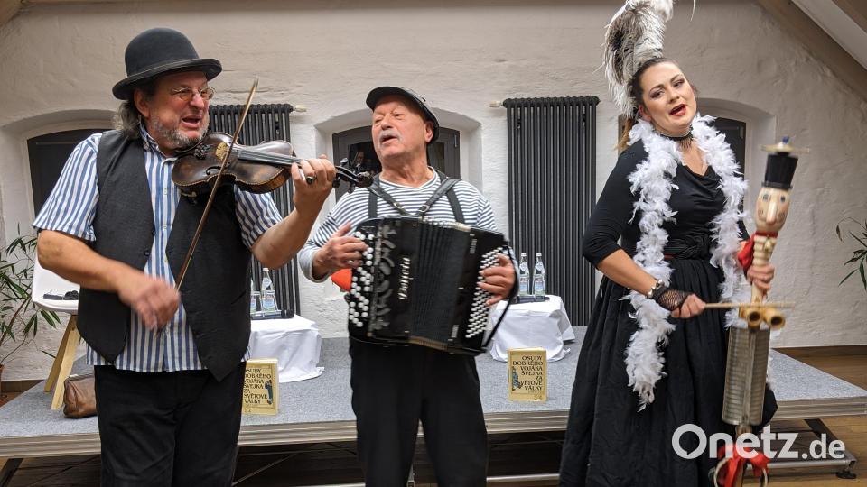 Die Švejk-Band beim stimmungsvollen Intro, dann nochmal am Schluss in der &quot;bb-talk Kneipe&quot; im CeBB. Bild: eib