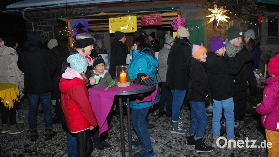 Beim 2. Flosser Bahnhofsadvent genießen die Gäste die vorweihnachtliche Stimmung. Bild: tss