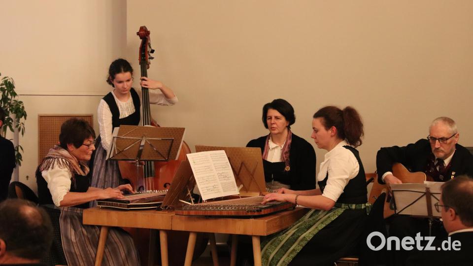 &quot;Wunder über Wunder&quot; beschrieb die Sulzbacher Stubenmuse mit Zither, Kontrabass, Hackbrett und Gitarre. Bild: cog